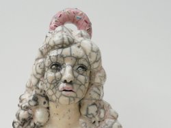 La vierge est un classique de l'iconographie religieuse ou artistique. Ici, cette sculpture Raku de vierge au donut rose revisite ce thème.