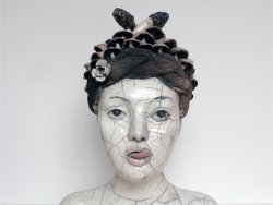 Emprunte de mythologie slave, cette sculpture en céramique explore une nouvelle dualité de la femme. Buste Raku by LK.